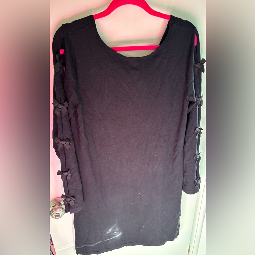 Lilly Pulitzer women’s XL black dress. Slit sleeves with bow detailing.